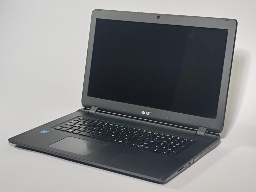 acer aspire es1 732 c8e0 laptop 17,3 inch | tweedehands - Zijaanzicht schuin