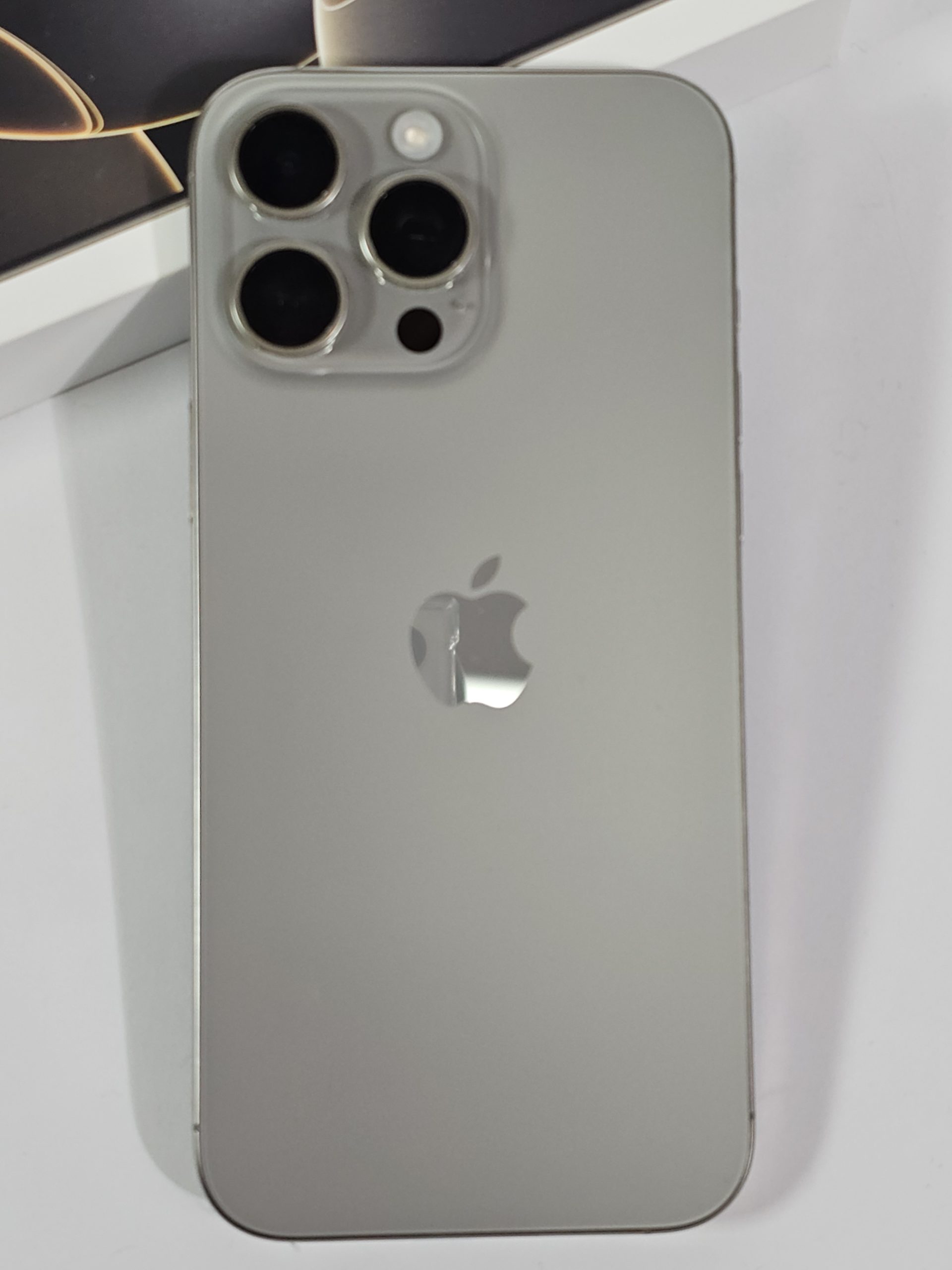 apple iphone 16 pro max 256gb natural 93% | 2dehands achterkant