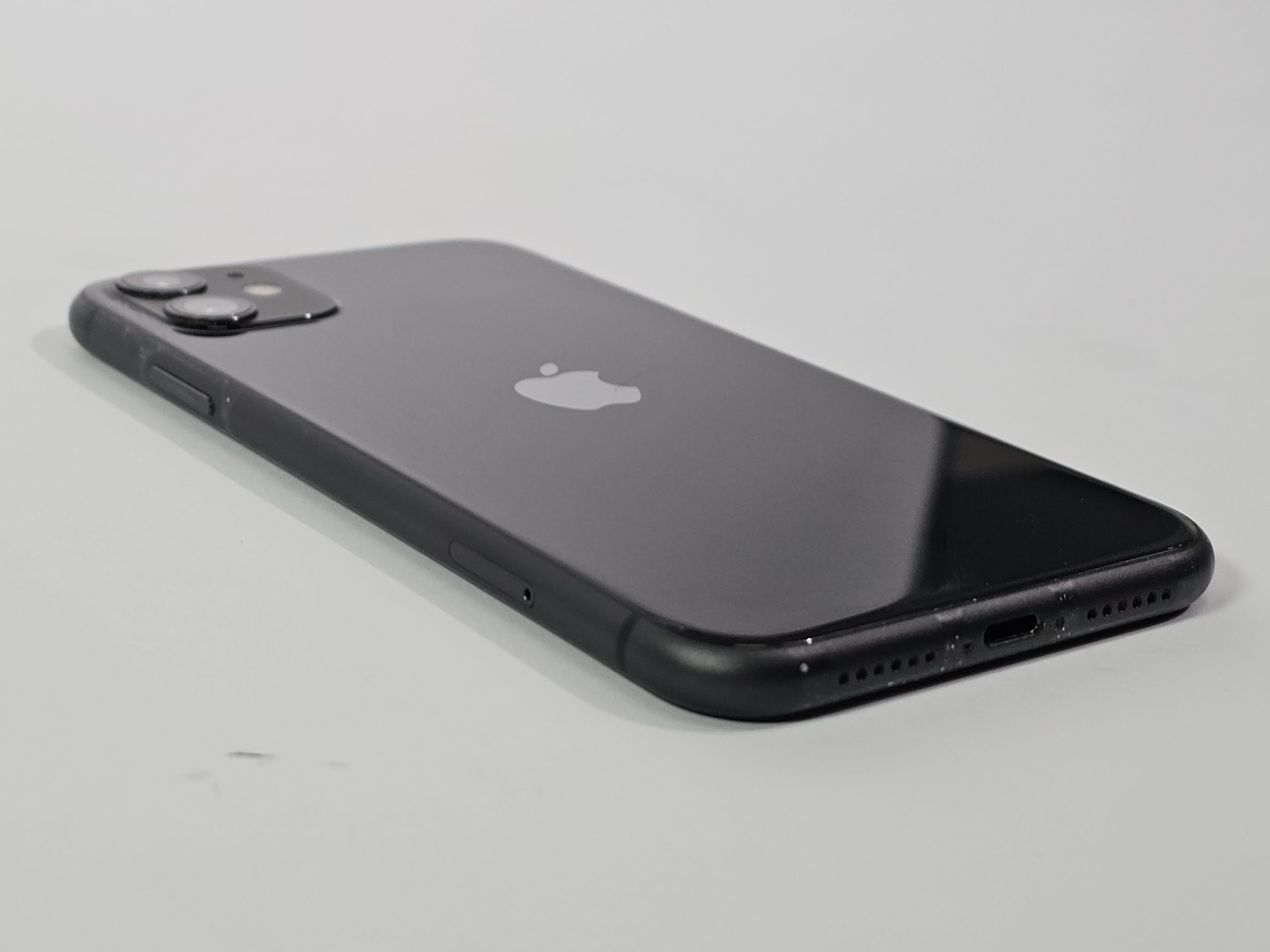 apple iphone 11 64gb zwart 86% | tweedehands zijkant