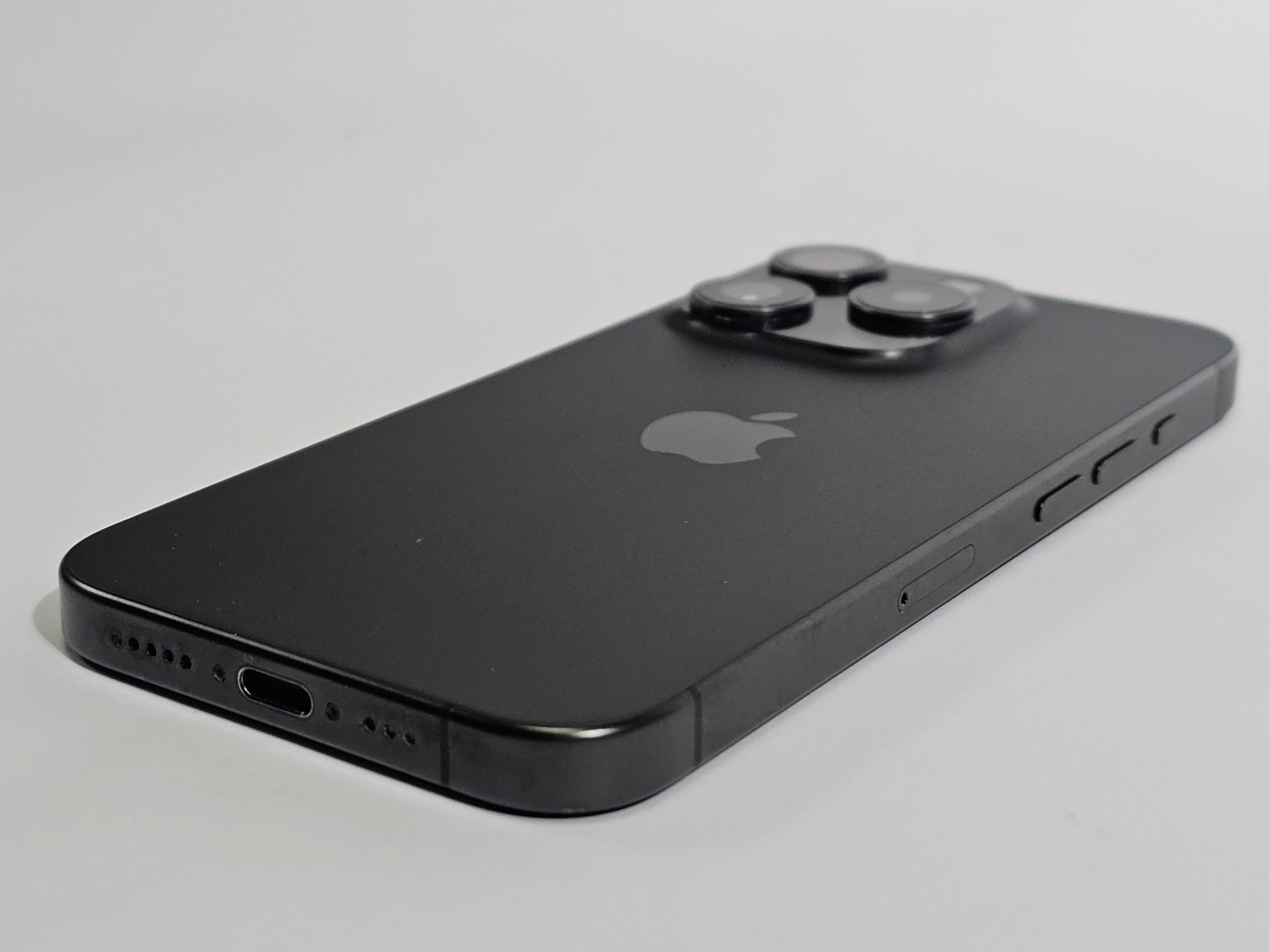 apple iphone 15 pro 512gb zwart | tweedehands | 86% zijkant