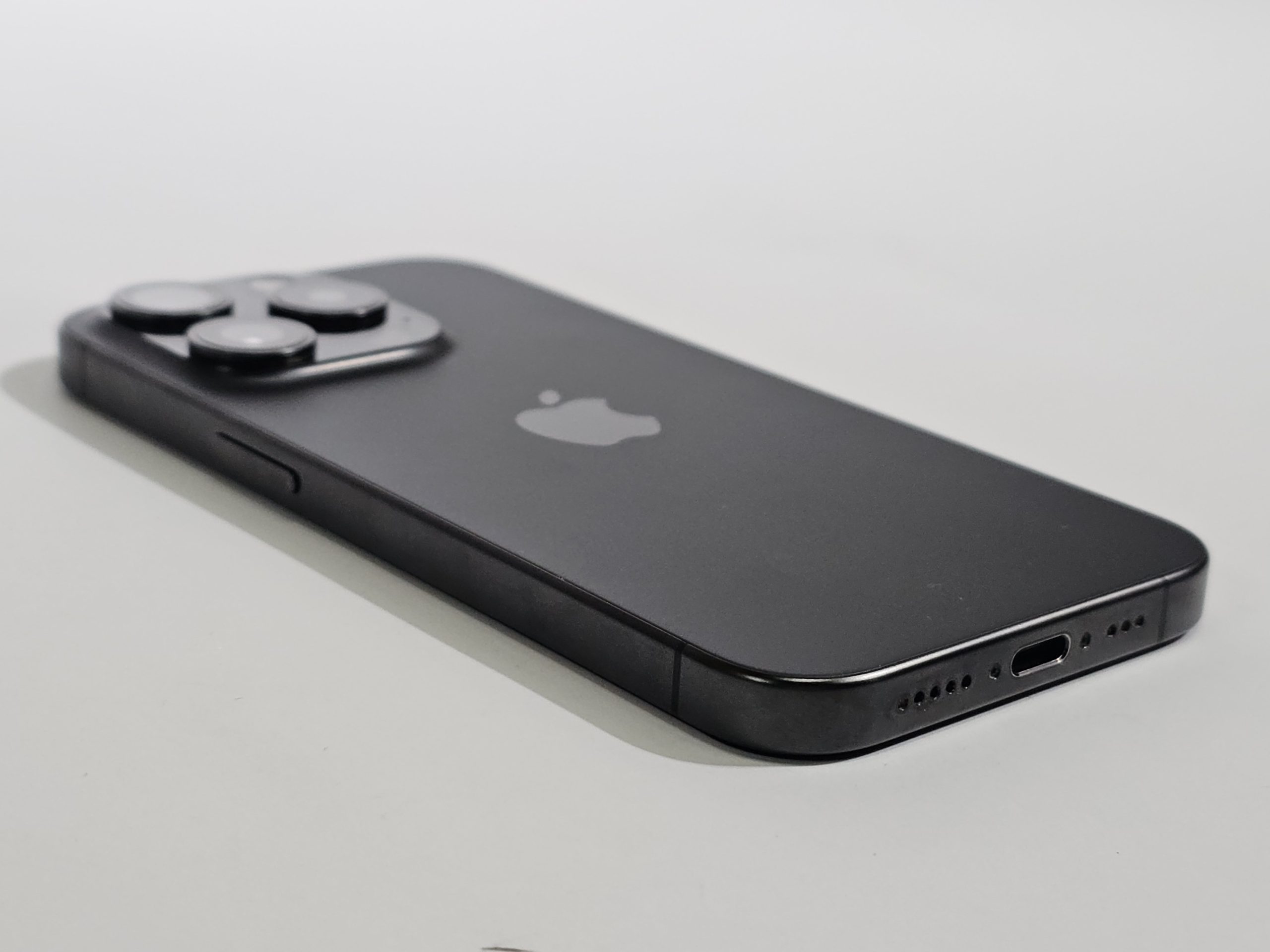 apple iphone 15 pro 512gb zwart | tweedehands | 86% zijkant