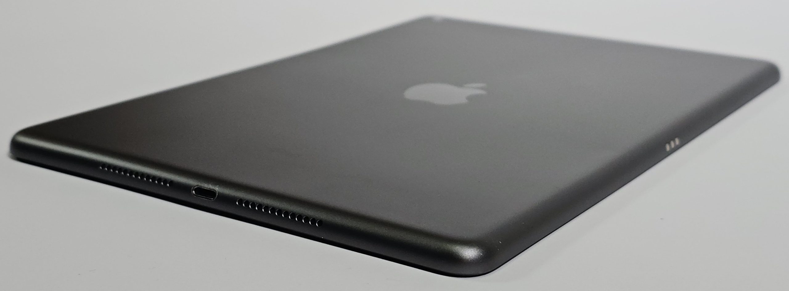 apple ipad 8 (2020) wifi 10.2" 32gb grijs | 2dehands zijkant