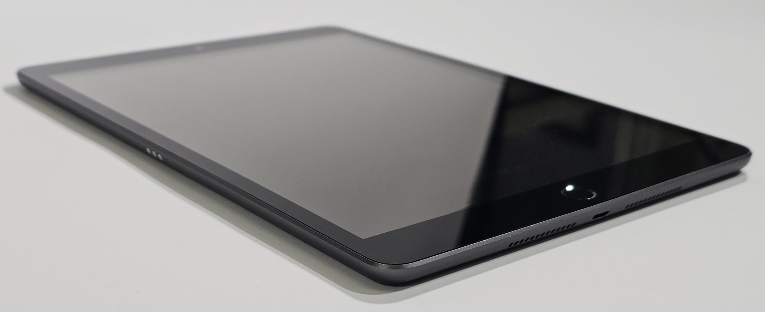 apple ipad 8 (2020) wifi 10.2" 32gb grijs | 2dehands zijkant