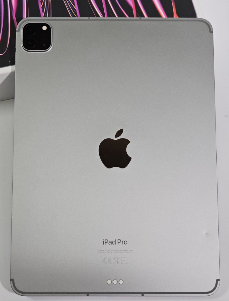 apple ipad pro (2022) 11" 5g 128gb grijs | 2dehands achterkant